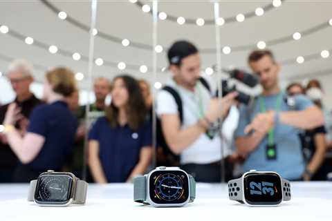 Apple Extends Reach With $800 Watch, as New iPhone Inches Along