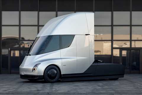 Long-Delayed Tesla Semi Truck Seemingly Breaks Down, Causing Highway Delays