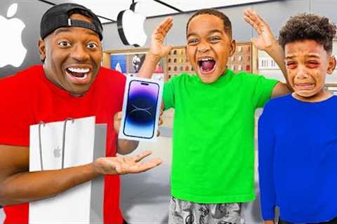 DAD BUYS FAVORITE KID NEW IPHONE 14, Brother Gets Sad & Cried | The Prince Family Clubhouse