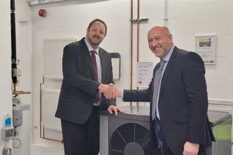 Shadow Minister for Skills & Further Education visits Chesterfield’s new Heat Pump Training Academy ..