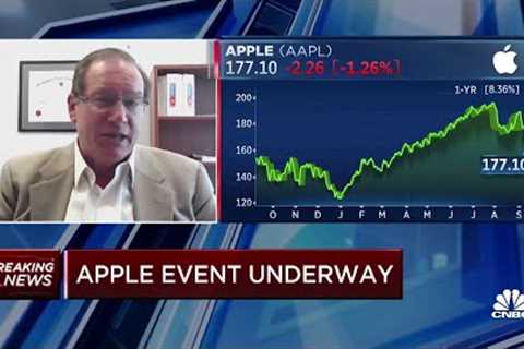 Apple should consider making large acquisition to serve as growth driver, says ISWM''s Paul Meeks