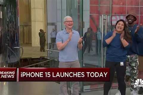 iPhone 15 goes on sale: Apple CEO Tim Cook opens Fifth Avenue Apple store