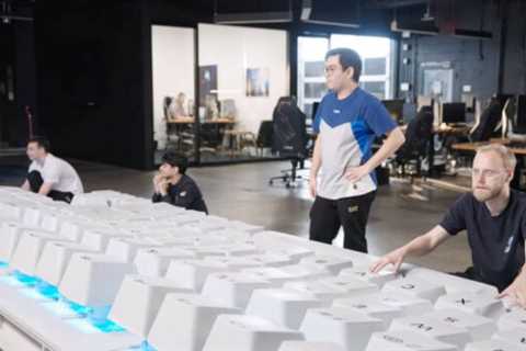 Alienware Builds World's Largest Keyboard and Mouse for Dota 2 Stunt