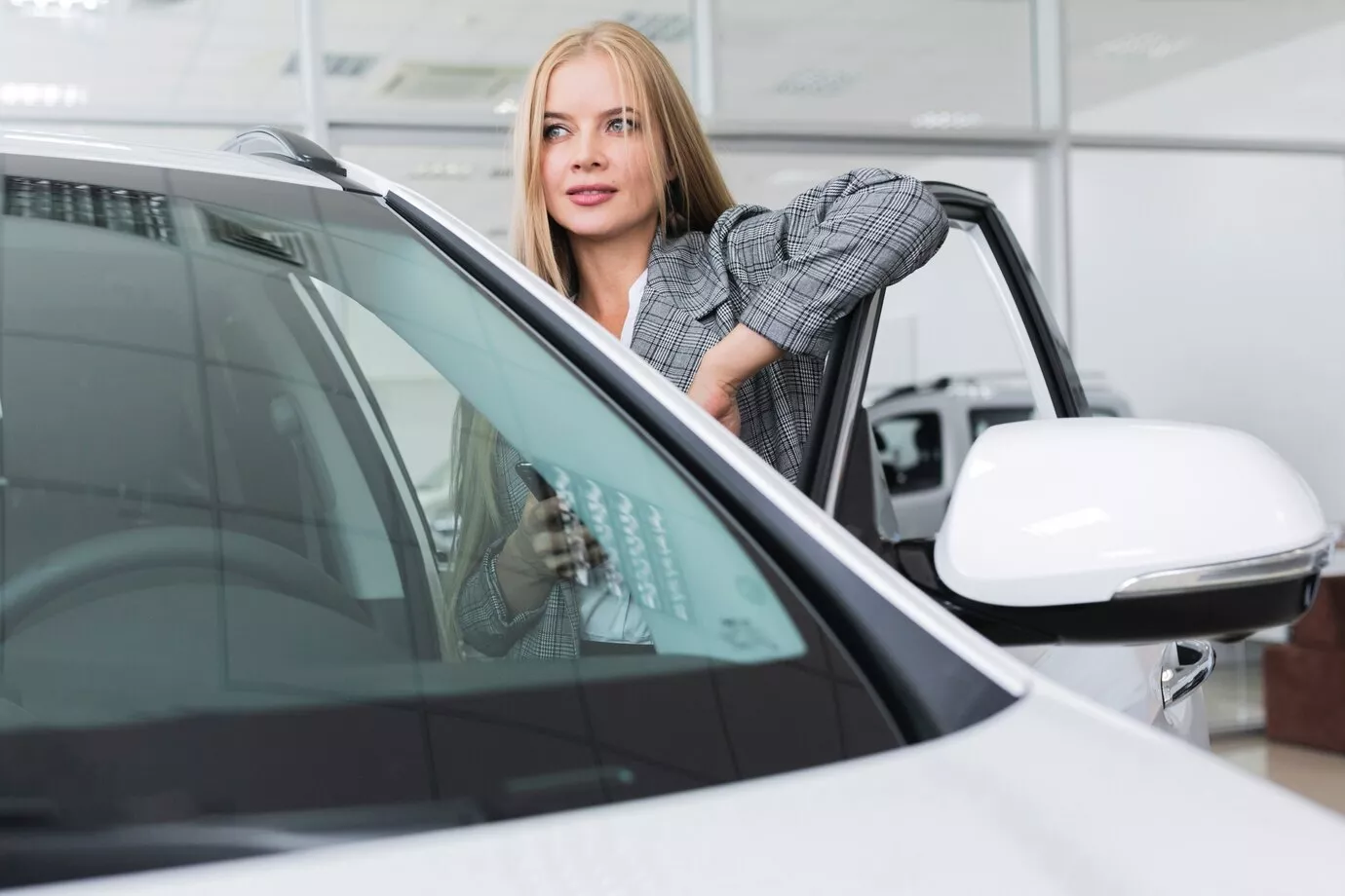 Top 15 Signs Your Windshield Needs Immediate Replacement